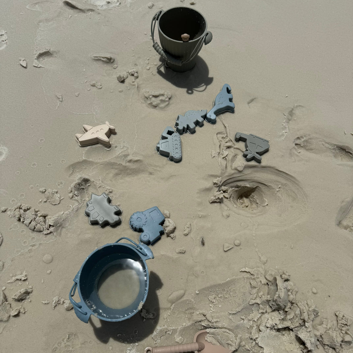Dominic’s Dinos Silicone Beach Toy Set — Calla and Friends